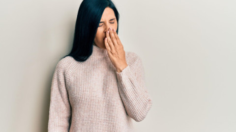 7 motive pentru care ne simțim mai obosiți iarna, chiar dacă dormim mai mult