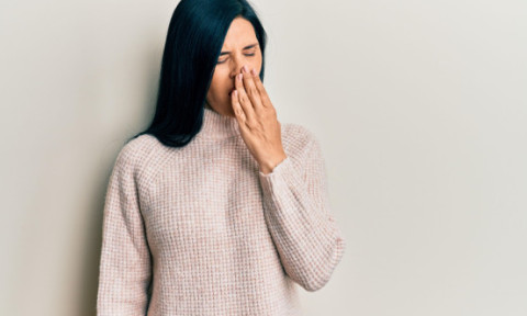 7 motive pentru care ne simțim mai obosiți iarna, chiar dacă dormim mai mult