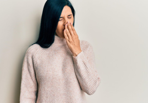 7 motive pentru care ne simțim mai obosiți iarna, chiar dacă dormim mai mult