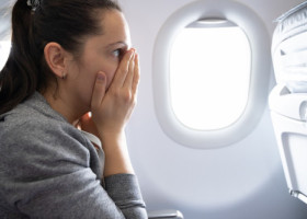 Trucul mental simplu care te ajută să-ți calmezi anxietatea de zborurile cu avionul. Ce este gândul-ancoră ce te poate liniști