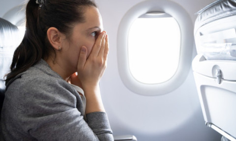 Trucul mental simplu care te ajută să-ți calmezi anxietatea de zborurile cu avionul. Ce este gândul-ancoră ce te poate liniști