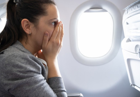 Trucul mental simplu care te ajută să-ți calmezi anxietatea de zborurile cu avionul. Ce este gândul-ancoră ce te poate liniști