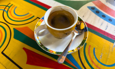 Un studiu despre cafea pune sub semnul întrebării recomandările de consum pentru cei cu o afecțiune cardiacă frecventă