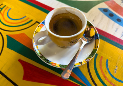 Un studiu despre cafea pune sub semnul întrebării recomandările de consum pentru cei cu o afecțiune cardiacă frecventă