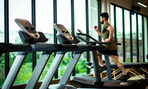 Generația „six pack” sau cea sănătoasă? Știința mișcării la tineri, între sedentarism și obsesia pentru corpul perfect