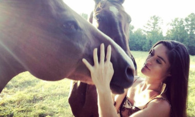 Ea e tânăra care a adoptat 200 de animale. Cum arată curtea ei și câți bani plătește pentru îngrijirea lor