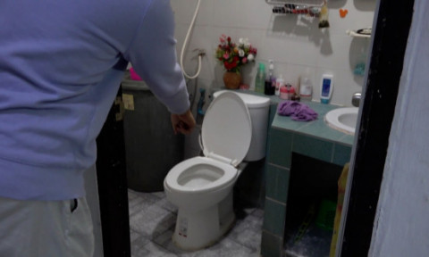 Un bărbat a avut parte de șocul vieții când a mers noaptea la toaletă. A aprins lumina și a văzut cum se târăște din apă