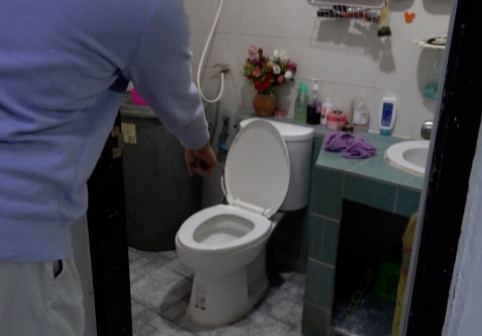 Un bărbat a avut parte de șocul vieții când a mers noaptea la toaletă. A aprins lumina și a văzut cum se târăște din apă
