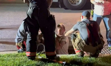 Momentul când pompierii salvează un pui de căprioară dintr-un canal. Imaginile cu animalul care s-a reunit cu mama sa au devenit virale
