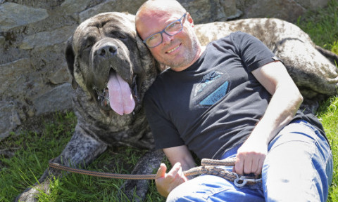 Cât mănâncă pe zi cel mai gras câine din Cehia. Cântărește 125 de kilograme și are aproape un metru înălțime