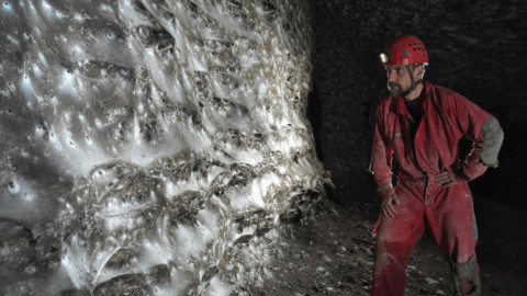 Cea mai mare pânză de păianjen din lume, descoperită într-o peșteră la granița Greciei cu Albania. 110.000 de arahnide trăiesc împreună