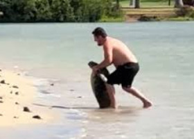 Val de reacții după ce un bărbat s-a fotografiat cu o broască țestoasă: „Animalele nu sunt accesorii”