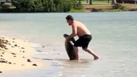 Val de reacții după ce un bărbat s-a fotografiat cu o broască țestoasă: „Animalele nu sunt accesorii”