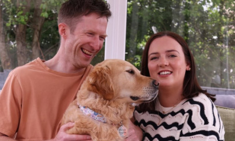 O cățelușă i-a salvat viața stăpânului său, care a intrat în stop cardiac în timp ce dormea. Polly a fost premiată ca erou al anului