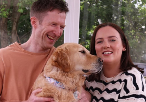 O cățelușă i-a salvat viața stăpânului său, care a intrat în stop cardiac în timp ce dormea. Polly a fost premiată ca erou al anului