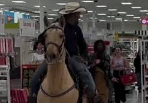 Val de reacții după ce un bărbat a intrat călare pe un cal într-un magazin: „Este complet lipsit de respect”
