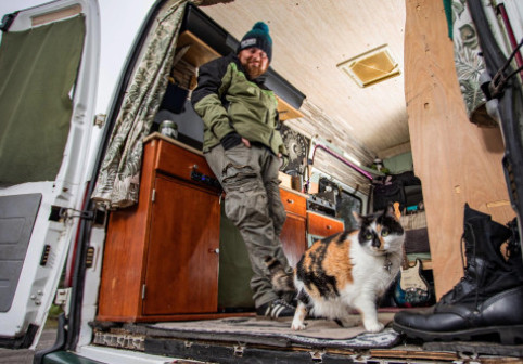 Mini, pisicuța călătoare. Trăiește într-o dubă alături de stăpânul ei, un bărbat de 37 de ani: "Ne-am adaptat amândoi"