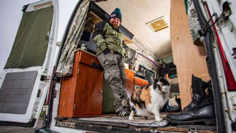 Mini, pisicuța călătoare. Trăiește într-o dubă alături de stăpânul ei, un bărbat de 37 de ani: 