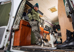 Mini, pisicuța călătoare. Trăiește într-o dubă alături de stăpânul ei, un bărbat de 37 de ani: "Ne-am adaptat amândoi"