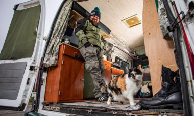 Mini, pisicuța călătoare. Trăiește într-o dubă alături de stăpânul ei, un bărbat de 37 de ani: 