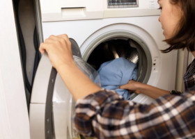 A pornit mașina de spălat și a auzit țipete din interior. Când a deschis, a realizat imediat că făcuse o greșeală gravă