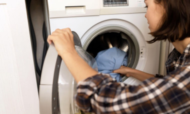 A pornit mașina de spălat și a auzit țipete din interior. Când a deschis, a realizat imediat că făcuse o greșeală gravă