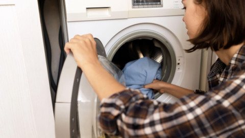 A pornit mașina de spălat și a auzit țipete din interior. Când a deschis, a realizat imediat că făcuse o greșeală gravă