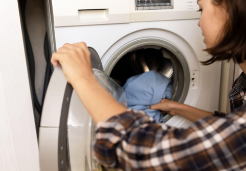 A pornit mașina de spălat și a auzit țipete din interior. Când a deschis, a realizat imediat că făcuse o greșeală gravă