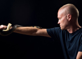 Un bărbat s-a lăsat mușcat intenționat de sute de șerpi veninoși. Sângele lui ar putea salva mii de vieți