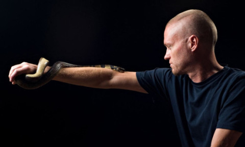 Un bărbat s-a lăsat mușcat intenționat de sute de șerpi veninoși. Sângele lui ar putea salva mii de vieți