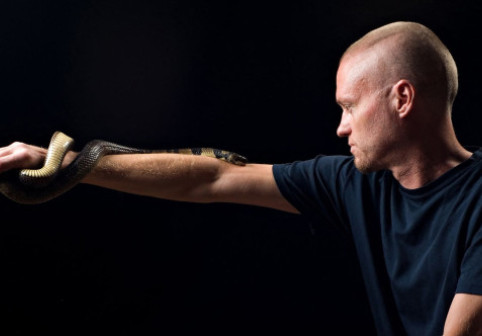 Un bărbat s-a lăsat mușcat intenționat de sute de șerpi veninoși. Sângele lui ar putea salva mii de vieți