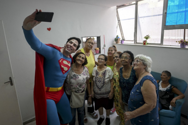 Un avocat brazilian, considerat o sosie a lui Superman, vizitează spitale şi şcoli pentru a transmite un mesaj de speranţă (8)