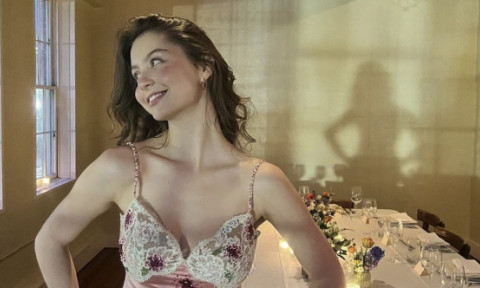Fiica lui Catherine Zeta-Jones, o copie fidelă a mamei sale la 21 de ani. Carys strălucește în rochia mamei sale de la MTV Movie Awards din 1999