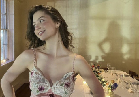 Fiica lui Catherine Zeta-Jones, o copie fidelă a mamei sale la 21 de ani. Carys strălucește în rochia mamei sale de la MTV Movie Awards din 1999
