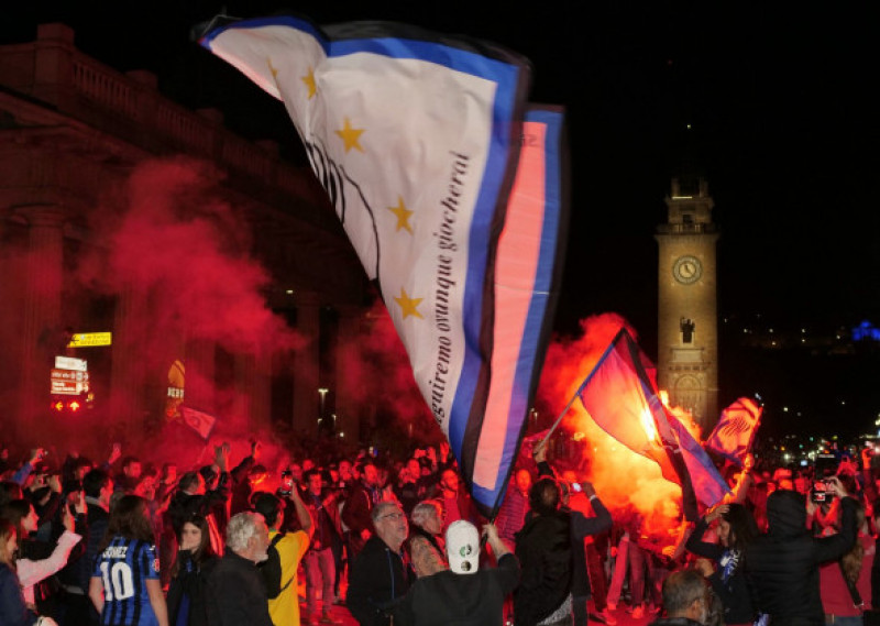 Great celebration for Atalanta fans in the city center after the historic qualification for the Europa League final