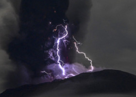 Imagini cu erupţia vulcanului Ibu din Indonezia, pe fundalul fulgerelor