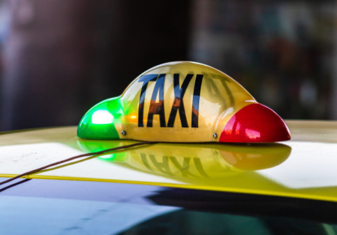 Un bărbat fără permis a furat un taxi după ce a refuzat să achite cursa. Ce a urmat apoi