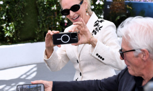 Richard Gere și Uma Thurman au făcut show la Cannes 2024. S-au distrat de minune la ședința foto pentru „Oh, Canada”