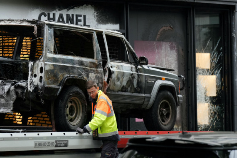 Un butic Chanel de la Paris, spart cu o maşină/ Profimedia