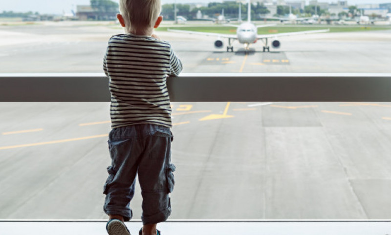 Vrei să călătorești cu copilul în străinătate? Ce documente sunt necesare. Precizările Poliţiei de Frontieră