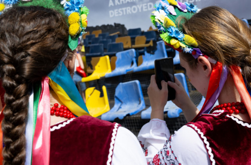 Înaintea meciului cu România, Ucraina a prezentat scaunele de pe stadionul din Harkov distrus de obuze/ Profimedia