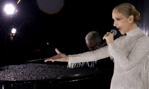 Celine Dion, cireașa de pe tort la ceremonia de deschidere a JO. Cu lacrimi în ochi, în mijlocul Turnului Eiffel, a interpretat magistral "Imnul iubirii"