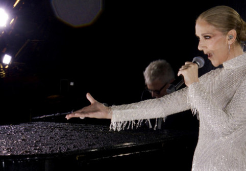Celine Dion, cireașa de pe tort la ceremonia de deschidere a JO. Cu lacrimi în ochi, în mijlocul Turnului Eiffel, a interpretat magistral "Imnul iubirii"