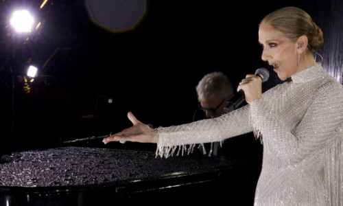 Celine Dion, cireașa de pe tort la ceremonia de deschidere a JO. Cu lacrimi în ochi, în mijlocul Turnului Eiffel, a interpretat magistral 