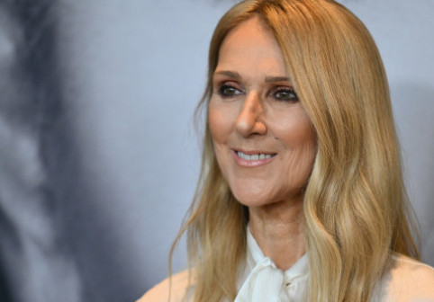 Celine Dion, de nerecunoscut într-o apariție de Ajunul Crăciunului. A parodiat un monolog din „Grinch” şi a cântat „All by Myself” în costum verde, iar imaginile au devenit virale