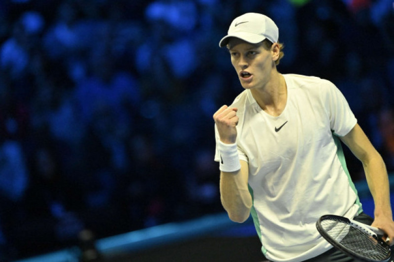 Jannik Sinner bat Daniil Medvedev (6-3, 6-7, 6-1) en demi-finale des Masters de Turin