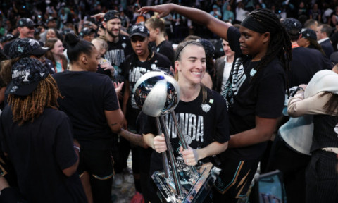 Sabrina Ionescu, baschetbalistă de origine română, e campioană WNBA. S-a născut în California și e măritată cu un alt sportiv cu origini românești