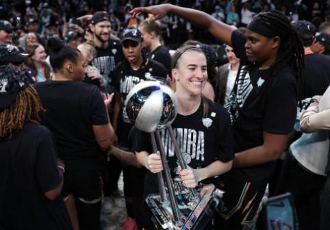 Sabrina Ionescu, baschetbalistă de origine română, e campioană WNBA. S-a născut în California și e măritată cu un alt sportiv cu origini românești