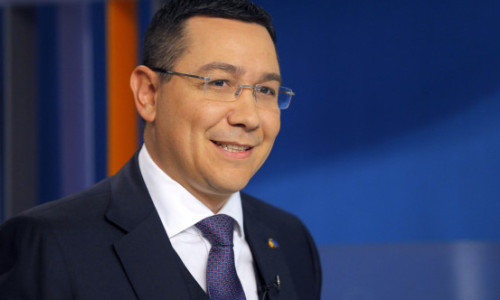 Victor Ponta, fotografiat ținându-se de mână cu o tânără, la câteva luni de la divorțul de Daciana Sârbu. Unele voci susțin că și-ar fi refăcut viața sentimentală