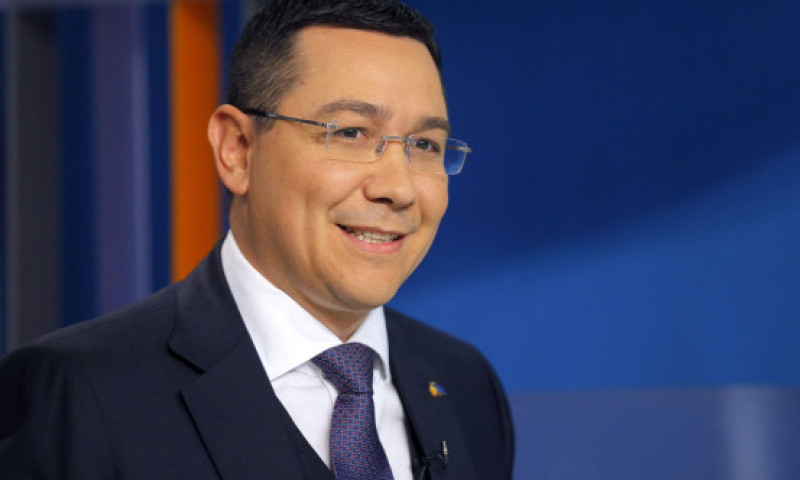 Victor Ponta, fotografiat ținându-se de mână cu o tânără, la câteva luni de la divorțul de Daciana Sârbu. Unele voci susțin că și-ar fi refăcut viața sentimentală